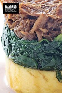Noël en cuisine ! avec le Ian Perreault Recette : parmentier d'agneau, épinards au beurre et semoule de maïs au cheddar fort 👨🍳 Conseil de chef : lorsque l’on fait une viande braisée, surtout de l’agneau, il faut toujours bien la dégraisser et enlever les tissus conjonctifs. De cette façon, la viande cuite est plus facile à effilocher. De plus, son goût gagne en subtilité. #mayrand #recettes #noel #findannee #recettedechef #menudefetes
