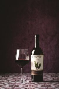 Copa y botella de vino Xenysel. Imagen para redes sociales y web.