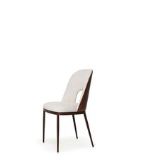 A Cadeira Leme Slim possui um design único que faz diferença no layout do ambiente de jantar. Seu respaldo vazado destaca a peça, combinando com ambientes modernos e clássicos, todos os tipos de mesas. O seu estofado e a alta qualidade da sua matéria-prima produzem muito conforto e torna qualquer jantar numa experiência inesquecível. Nesse modelo a peça possui pés conificados e podem ser personalizados em diversas cores. Dimensões: 56 x 52 x 85,5 cm Peso: 7 kg