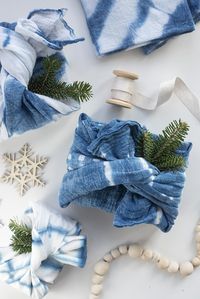 DIY Indigo Shibori Dish Towels - use as a gift and wrapping paper #indigo #shibori #dye #handmadeholiday #DIY #craft