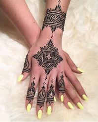 Minimal mehendi designs for bridesmaids or bides. Save the most trending mehendi designs for your mehndi ceremony. #indianwedding #wedding #mehndidesign #mehndiideas #arabicdesign #arabicmehndidesigns #arabicmehndiideas #india #bridalmehndi #indianbride #mehndi #arabic #mehndifunction #henna #hennadesigns #minimalhennadesigns #mehendidesigns #brdalmehendi #arabicmehendi #minimalmehendi #mehendiceremony #latestmehendidesign #trendngmehndi #hennaideas