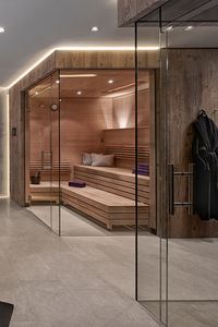 Sauna und Dusche mit Echtglas-Abtrennung