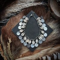 Retrouvez cet article dans ma boutique Etsy https://www.etsy.com/fr/listing/1242987755/bracelet-de-cheville-coquillages-cauris