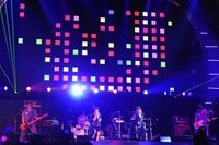 PUFFYは陽気なロックンロールナンバー「サーキットの娘」でライブをスタート。続く「海へと」ではキーボーディストの渡辺シュンスケ(Schroeder-Headz)が華麗にギターを弾きながら花道へ駆け出し、それに続いてPUFFYも走っていく。パワフルなギターサウンドに乗せて熱唱した2人は初の「ドリフェス」出演を喜び、いつもの調子で毒づいたトークを繰り広げる。そしてカラフルな照明や映像が華やかに彩った「パフィピポ山」、カラオケ風の映像を流しながらの「渚にまつわるエトセトラ」など、さまざまな演出で観客を盛り上げていった。エモーショナルなロックチューン「誰かが」を爽快に歌い上げたPUFFYは最後に「アジアの純真」を歌唱。代表曲のオンパレードにオーディエンスは終始ペンライトを振りながら熱狂していた。