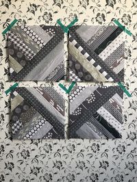 Das Muster ist perfekt, um schmale Reste aufzubrauchen. Viele Quadrate später wird die Tagesdecke fertig sein.