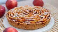 CROSTATA GIRELLA DI MELE - RICETTA DELIZIOSA SENZA BURRO - "La famosa crostata girella alle mele è una ricetta facile e veloce che prepariamo con una pasta frolla all’olio, senza usare burro. Il risultato è un dolce alle mele che fa impazzire tutti per la sua consistenza, si scioglie in bocca ed è molto scenografico. Una crostata di mele che si mangia prima con gli occhi, è davvero la miglior ricetta della crostata di mele mai provata! Vi chiederanno tutti la ricetta. Perfetta per la prima...