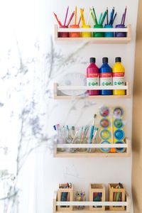 Malen im Stehen: Unsere Malwand und Kreativecke für Kinder. Mit einem IKEA-Hack könnt ihr eine Malecke in einem Kinderzimmer oder in der Kita einrichten und Malzubehör einrichten. Mehr unter: www.chezmamapoule.com #Bastelecke #Malecke #Kreativecke #Bastelsachen #Malsachen #Malaterlier #Malort #zuHause #Malzimmer #Kinderzimmer #Bastelecke #einrichten #organisieren #Kita #Kleinkind #Kunstbereich #Artarea #Artspace #Basteltisch #Malwand #Malzubehör #Malbereich #Kreativbereich #Artstudio #kids Baste