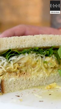 Dan Yosha dévoile les secrets de l’une des deux recettes à la carte du Shosh, un “deli” qu’il vient d’ouvrir avec ses quatre associés dans un pop-up culinaire rue Saint-Sauveur à Paris ✨