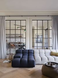 Collaboration between Studio aem & Studio Gestalt.
A Mosman home including internal French windows, B+B Italia tufty-time sofa, Patricia Urquiola, Fat-Fat ottoman, oak timber herringbone, custom flooring, black steel windows, custom drapery, curtains Poltrona Frau pendant, cult design, high-end furniture, designer furniture