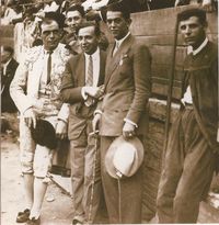 RETRATOS DE FAMILIA: Luis Vidal Corella con torero Félix Rodríguez en la plaza de toros de Valencia
