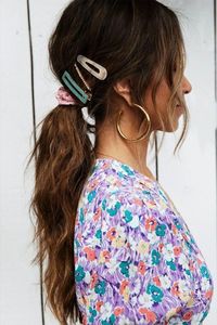 The low ponytail is a popular hairstyle because it's quick and comfortable to wear all day! It can easily be customised with a few hair accessories and waves. 📸 sincerelyjules via IG