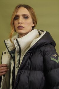 This hooded jacket enriched with unique details on the inside is your ideal bicolor garment. Choose between ice white/black and duck green/light green. In perfect Aeronautica Militare style, the rubber patch "Born to fly" on the hood and the “Born to fly" and "Aeronautica Militare" writings on the side of the zipper make it an icon of values such as courage, energy and passion. Aeronautica Militare - FW 21-22 - #AeronauticaMilitareStyle #BornToFly #aeronauticamilitare