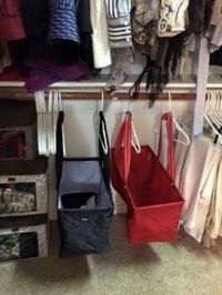 Hängen Sie Taschen mit Kleiderbügeln auf, um Ihrem Kleiderschrank zusätzlichen Stauraum zu verleihen. #Auf #hängen #ihrem #Kleiderbügeln #Kleiderschrank #mit #Sie #Stauraum #Taschen #um #verleihen #zu #zusätzlichen