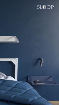 Bianco e blu cobalto dipingono la tua camera da letto di calma e relax. L’abbinata di mensole di diverso colore creano un gioco di spazi vuoti e pieni che danno dinamicità e luce alla stanca per uno stile moderno e originale. Mensole salva spazio si trasformano in pratici comodini dove appoggiare il tuo amato libro da leggere, lo smartphone o una cornice in cui è immortalato uno dei tuoi ricordi più felici. #slooparredi #cameradaletto #stilemoderno #interiordesign