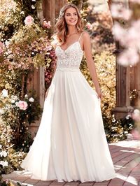 Effortless boho bride! Feel free as a bird in this comfy light weight wedding dress! #RebeccaIngram #comfortableweddingdress lightweightweddingdress