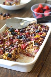 Healthy Baked Honey Berry Oatmeal. This recipe is super filling and perfectly sweet! Only 310 calories for a HUGE slice!