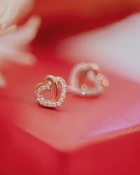 Ajoutez un peu de romance dans votre vie avec une paire de boucle d'oreilles pleine d'amour.