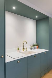 Dans cette cuisine moderne, chaque détail compte. Le plan de travail en Corian insuffle par son minimalisme un esprit intemporel, tandis que le laiton et le vert pastel apportent une véritable touche tendance. Une passion assumée pour la décoration intérieure... #cuisinemoderne #cuisinetendance #cuisineoriginale #decorationcuisine #serax #cuisineouverte #cuisineilot #cuisinedesign #cuisinecontemporaine #mitigeurlaiton #robinetlaiton #decorationinterieure #corian #plandetravailcorian