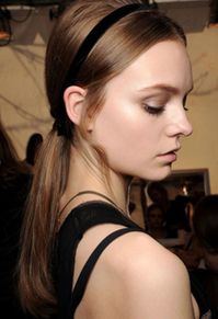 High ponies are out, and low ponies are in for Fall 2019. The low-hanging ponytail is a classic! #lowponytail #lowpony #fall2019 #fallhairtrends #hairtrends #ponytail