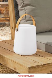 Vous cherchez une lampe sans fils qui vous suive partout ? Nous vous présentons la lampe de table Dialma qui illuminera avec style toutes les pièces où vous l'amènerez. Même en extérieur ! #Luminaires #Jardin #Accueillant #Lampe