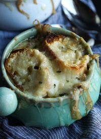 Mom dumps 3 pounds of onions in slow cooker to make a delicious favorite