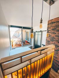 Transformation et aménagement de cette chambre au mur en brique. De la conception aux travaux de ce petit appartement / studio en région parisienne. armoire IKEA PAX noir, parquet clair, decoration, 2019, 2020, paris, Leroy Merlin, construction, inspiration, terrasse, bois, tête de lit, architecte, 30m2, chantier, renovation, coup de coeur, fonctionnel, optimisé, bedroom, bed, briquette, light, white, blanc, baie vitrée, led, lumière, accès extérieur, placard, rangement, rangement sous lit