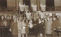LAS FALLAS (1929-1933) La comisión de una falla acuden al ayuntamiento para recoger los premios que han ganado.