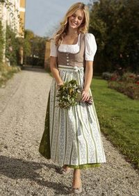 Une robe bavaroise qui met la féminité en avant, qui est confortable (j'ai testé) et qui va bien à toutes les femmes; même les femmes rondes. Mais je n'oserais jamais porter une dirndl dans la rue.