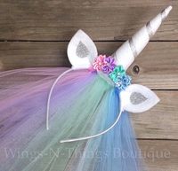 CELESTIA Licorne princesse poney bandeau avec voile de tulle Cet adorable serre-tête fait à la main est orné de strass et de fleurs en soie. Les oreilles sont faites de feutre et sont courbés pour ajouter une dimension. La corne de licorne feutre brillant est un incroyable 6 de haut