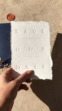 Wunderschöne Farbkombination in Dunkelblau/Kupfer mit handbeschrifteten Kuverts und Wachssiegel von studio vanhart #savethedate#waxseal #wachssiegel #büttenpapier #handmadepaper#wedding #weddinginvitations