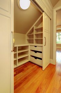 un placard convenable pour la chambre sous pente