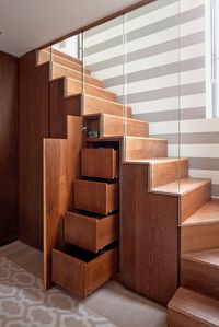 Stair storage / Entreposage sous les escaliers (Planete Deco)