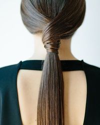 High ponies are out, and low ponies are in for Fall 2019. The low-hanging ponytail is a classic! #lowponytail #lowpony #fall2019 #fallhairtrends #hairtrends #ponytail