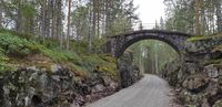 Jernbanen gjekk fra Arendal til Treungen, og het først Arendal - Aamlibanen, deretter Tveitsundbanen og i 1926 Treungenbanen. Banen ble ferdig fram til Treungen i 1913, og ble nedlagt i 1967. Det ble frakta malm, tømmer og passasjerer på strekninga, og nesten alt av kolonial- og manufakturvarer kom med toget. Av lokalprodukt ble livdyr, slakt, skinn, honning og bær sendt med jernbanen. Langs sykkelruta vil du se mange flotte kulturminner fra jernbanedrifta og fra t&osla