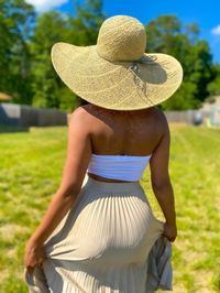 I consider myself a bit of a minimalist when it comes to my wardrobe. I prefer to carefully select pieces of clothing, shoes, and accessories that I can wear in a variety of different ways. This makes deciding on an outfit fun and easy for me. So here are my top 10 style tips for the summer!