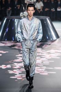 Dior Men Pre-Fall 2019 collection, runway looks, beauty, models, and reviews.