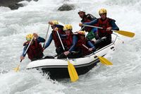 Vous aimez les sensations fortes...le rafting est fait pour vous ! Entre amis ou en famille, vous affrontez les remous et le courant
