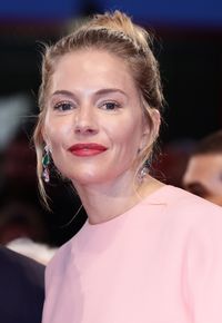 Sienna Miller no Festival de Cinema de Veneza (Foto: Getty Images)  	   	Quem nunca se viu em casa pensando em um penteado para uma festa - ou mesmo para animar um look mais casual, talvez de trabalho - e apostou no famoso coque rosquinha?  	Facílimo de se fazer sozinha com a ajuda de uma esponjinha em formato de donut e alguns grampos, o penteado pode ser esforço mínimo, impacto máximo. Mesmo assim, ele andou em desuso - talvez por ter saturado um pouco com tant