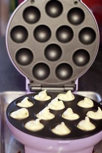 Tips, tricks and resources for using a cake pop machine.