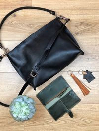 A gorgeous idea for you outfit: fit black with ''Velina'' leather bag; add a special wallet and keys holder #blackoutfit #outfitideas #fashion #autumnputfitidea