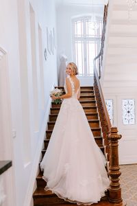 Ein sehr romantisch-verträumtes Brautkleid mit weicher, großflächiger und floraler Spitze. Von der transparenten, nude unterlegten Corsage läuft diese schön in den Rock, wo ebenfalls vereinzelte Spitzenapplikation vernäht sind. Vielleicht DER Mädchentraum unserer Kollektion. All unsere Brautkleider - auch unser Design Bella - kannst du in deiner Anprobe bei uns individuell mitgestalten und miteinander kombinieren, so dass du dein ganz persönliches Traumkleid finden kannst.