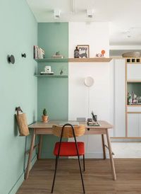 67. Decoração verde pastel com cadeira vermelha – Foto Casa e Jardim #verdepastel #verdepastelfundoliso #verdepastelaesthetic