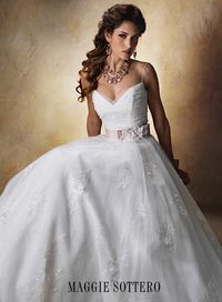 Breathtaking tulle and sequin ball gown... Dazzling!