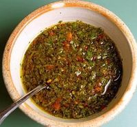 Como fazer molho chimichurri. O molho chimichurri é um molho de consistência líquida e muito apimentado. Existem diferentes receitas para preparar chimichurri, mas os ingredientes principais são a salsa, alho, vinagre, piri-piri m...