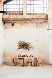 Shooting fotográfico de una mesa de Navadidad sostenible en una antigua conservera de Murcia