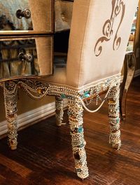 Here's a #chair that's perfectly pearly. I may have set a new #BLING record on this one!