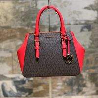 La borsa a mano Charlotte è un accessorio versatile per i tuoi spostamenti quotidiani. È realizzata in pelle martellata bicolore con stampa monogramma MK dalla semplice silhouette strutturata e presenta robusti manici superiori e una tracolla rimovibile.Il luccicante ciondolo con logo completa il look con un tocco di eleganza.