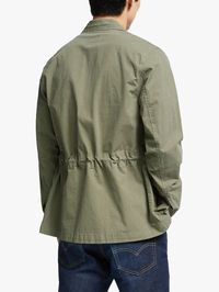 Tanto a Parka Fishtail quanto a Jaqueta de Campo (Field Jacket) compartilham muitas semelhanças em sua história. Foram criadas com o mesmo propósito: agasalhos funcionais e flexíveis para as mais diversas situações e temperaturas. Possuíam diversos acessórios para adaptar a roupa ao momento. Foram uniformes de duas importantes guerras, Coréia e Vietnã. E o principal, entraram no cotidiano das cidades de maneira semelhante.