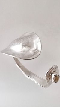 This unique bracelet is made with an old silver spoon and a freshwater pearl cabochon. Designing upcycled pieces helps sustainability and provides us artists to be more creative in our crafts. It becomes challenge! The spoon bracelet is 100% handmade in my studio with forging and hammering techniques and in one of the extremes lies a freshwater pearl cabochon that gives that unique touch that has timeless jewelry.