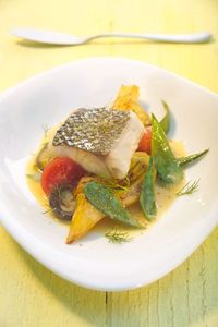 Serviervorschlag für Wolfsbarsch, in Olivenöl pochiert, mit Fenchelgemüse & Orangensauce #lafer #johannlafer #hauptspeise #hauptgericht #johannlaferrezept #kochen #rezept #rezepte #food #lecker #leckerschmecker #schmeckt #selbstgemacht #essen #fisch #wolfsbarsch #olivenöl #fenchel #gemüse #orange #orangen